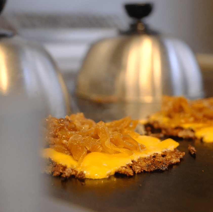 Photo concept SV144 Burger & Drinks Annecy. Cuisson Smash burger